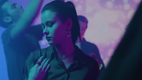 mujer bailando en el club