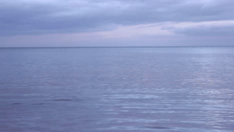 Statischer-Blick-Auf-Den-Rigaer-Meerbusen-An-Einem-Bewölkten-Abend-Ohne-Boote-Oder-Menschen,-Der-Endlose-Horizonte-Von-Lapmezciems-Zeigt