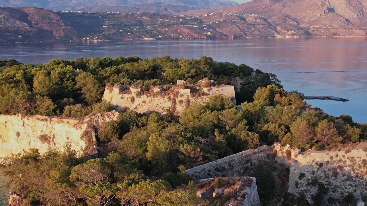 Vue aérienne des ruines d’une ancienne forteresse sur une péninsule méditerranéenne