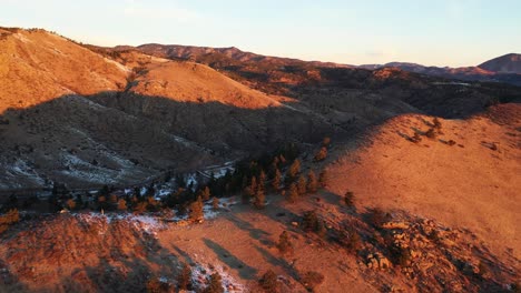 vista aérea de la mañana soleada en el parque nacional de las montañas rocosas a principios de invierno