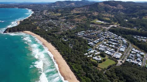 Playa-De-Zafiro-Y-Suburbios-En-Nueva-Gales-Del-Sur,-Australia---Toma-Aérea