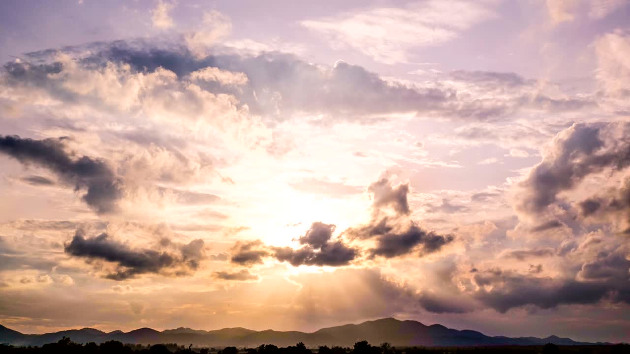 tiempo de lapso del cielo de nubes, movimiento de nubes y luz solar video de resolución 4k