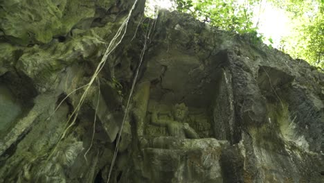 Antiguas-Esculturas-De-Roca-Tallada-Con-Destellos-Solares-En-El-Templo-Lingyin-Hangzhou,-China