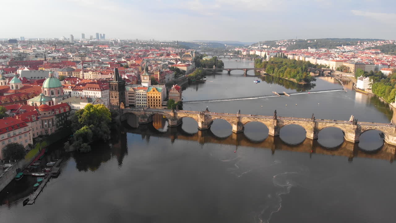 Veduta aerea del fiume Moldava e del Ponte Carlo, Praga, Repubblica Ceca.