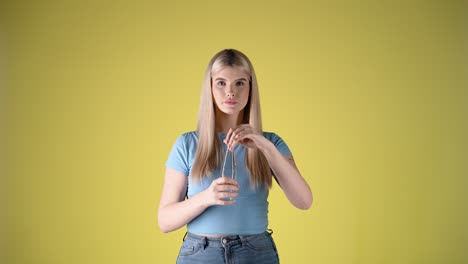 Kaukasische-Blonde-Junge-Dame-Trinkt-Eine-Flasche-Glas-Wasser-In-Studio-Chroma-Körper-Shot