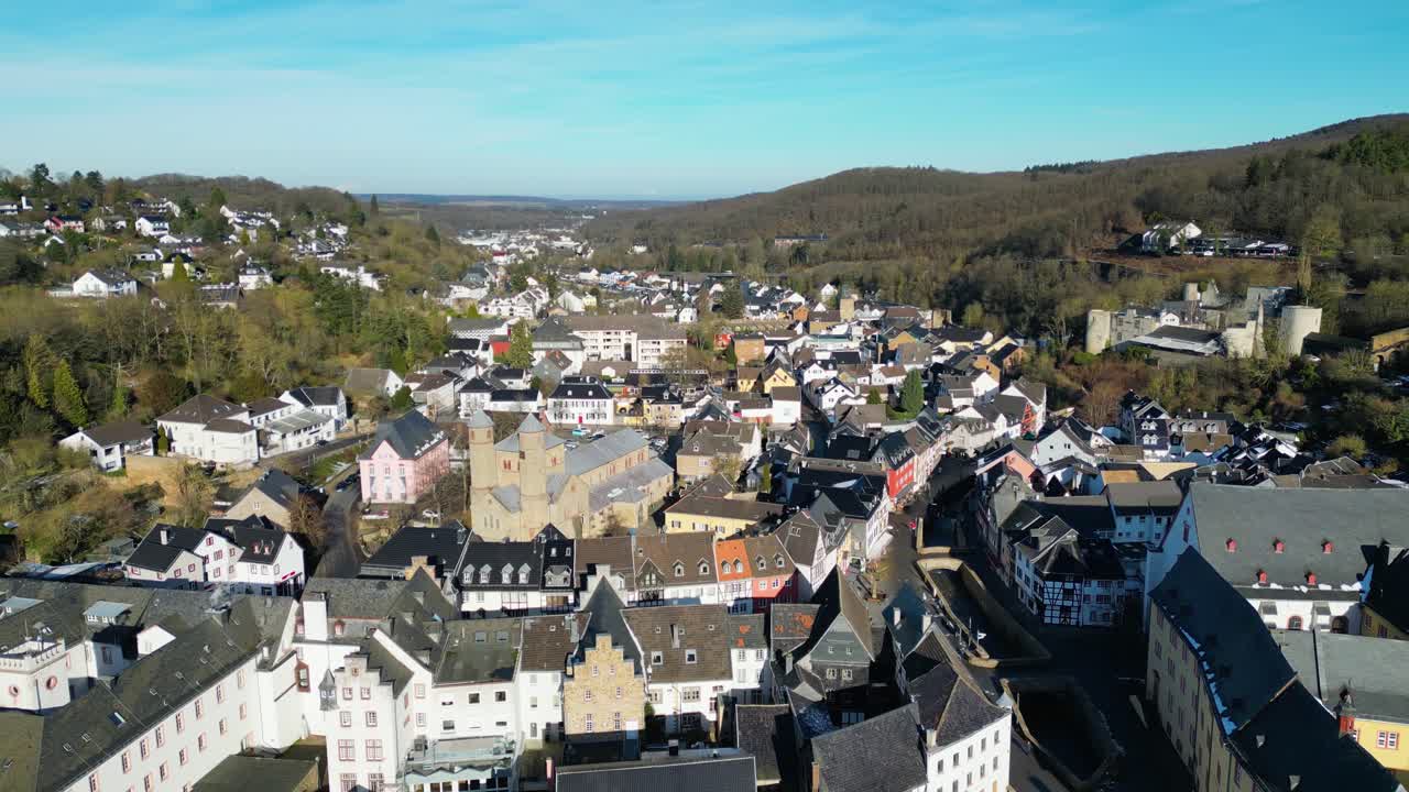 Aerial view of Bad Münstereifel’s historic old town, showcasing half-timbered houses and cobblestone streets.