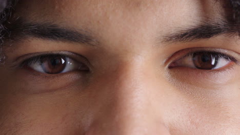 rostro en primer plano de los ojos de un hombre que usa contacto