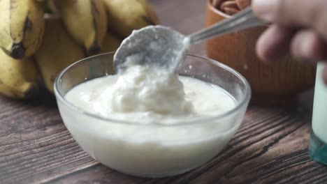 yogur con almendras y plátanos