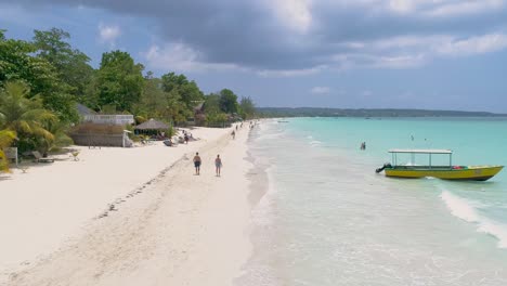el paisaje sereno de la playa del caribe cuatro