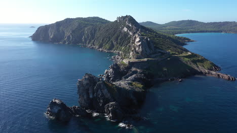 Schöne-Luftaufnahme-Von-Porquerolles-Cap-Mèdes,-Sonniger-Tag,-Felsen-Und-Meer