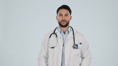 médico, pensando y un hombre en el estudio