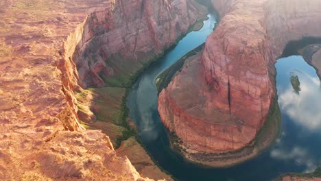 toma cinematográfica, vista aérea de drones de la famosa curva de herradura en el río colorado y la atracción turística más icónica parte del gran cañón en page arizona, estados unidos