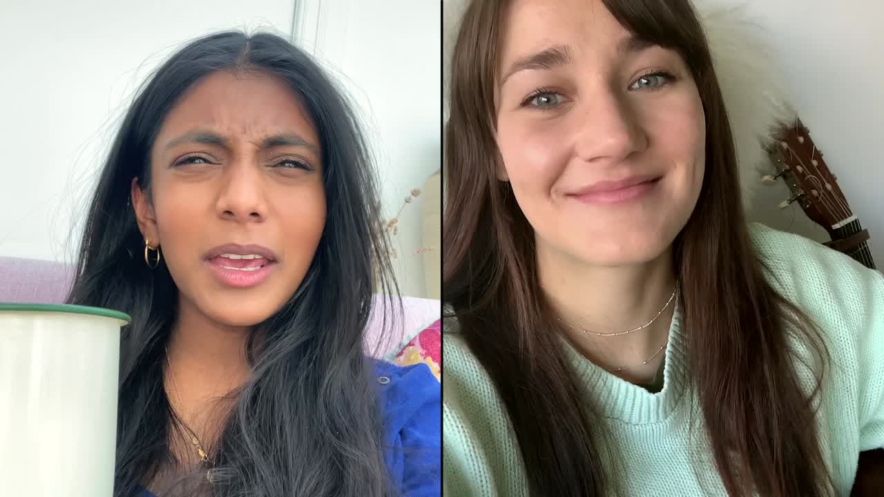 dos amigas riendo por video chat