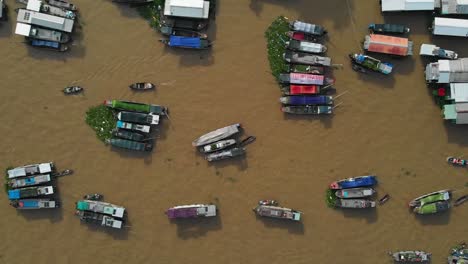 barcos y vendedores de botes en cai rang can tho vista superior de drone de mercado flotante tradicional