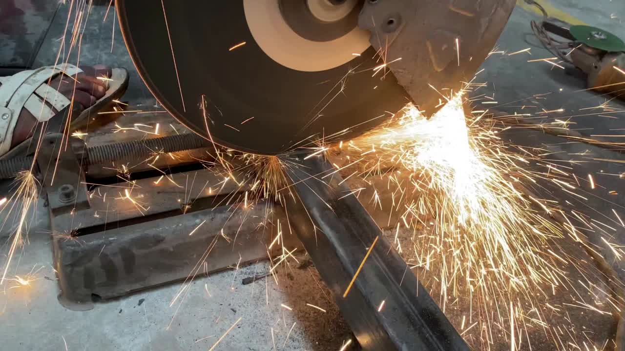 강철 공장, 산업 작업, 스파크의 플래시와 함께 강철 파이프에 금속 가공