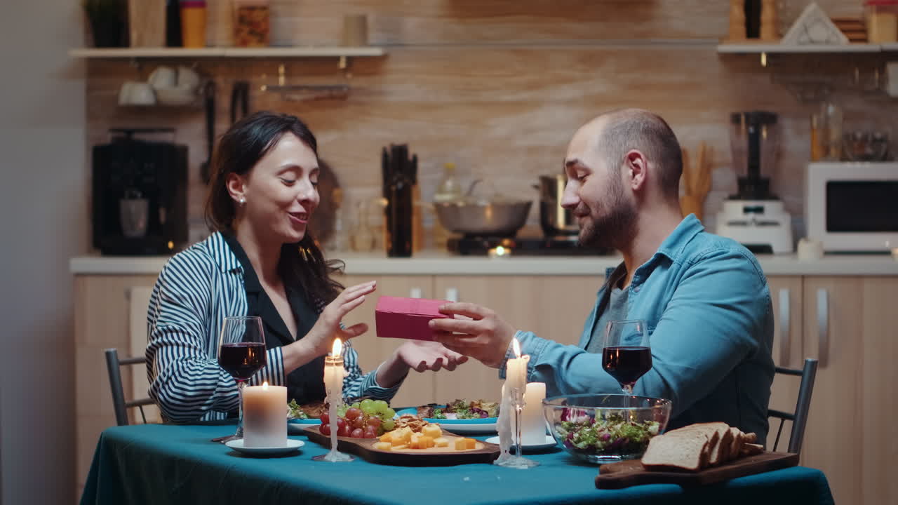 Giovane uomo che sorprende una donna con un regalo
