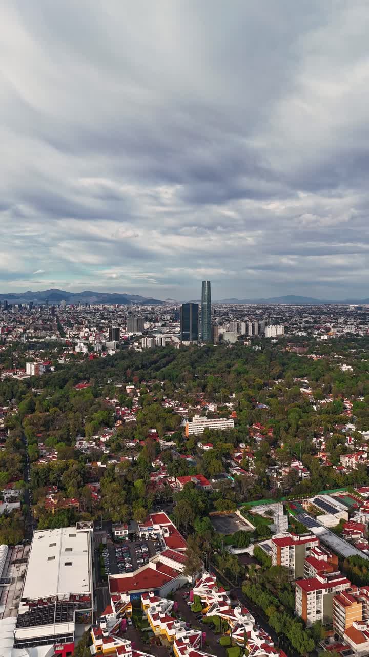 Dorne hyperlapse over southern CDMX, vertical shot