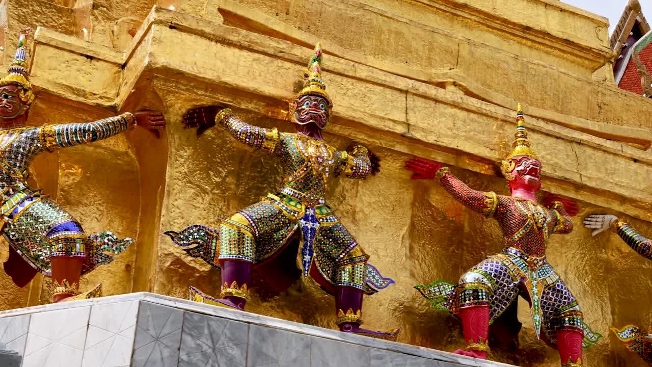 다채로운 동상 들 이 금색 성전 구조 를 지 하고 있다