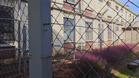 caminando a lo largo de la valla de alambre de púas de la prisión y el iksan escenario del drama coreano fachada del edificio de la cárcel