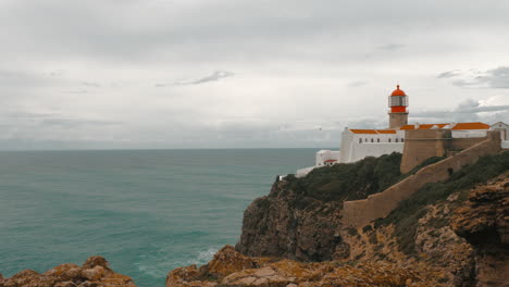 cabo san vicente con un faro en portugal