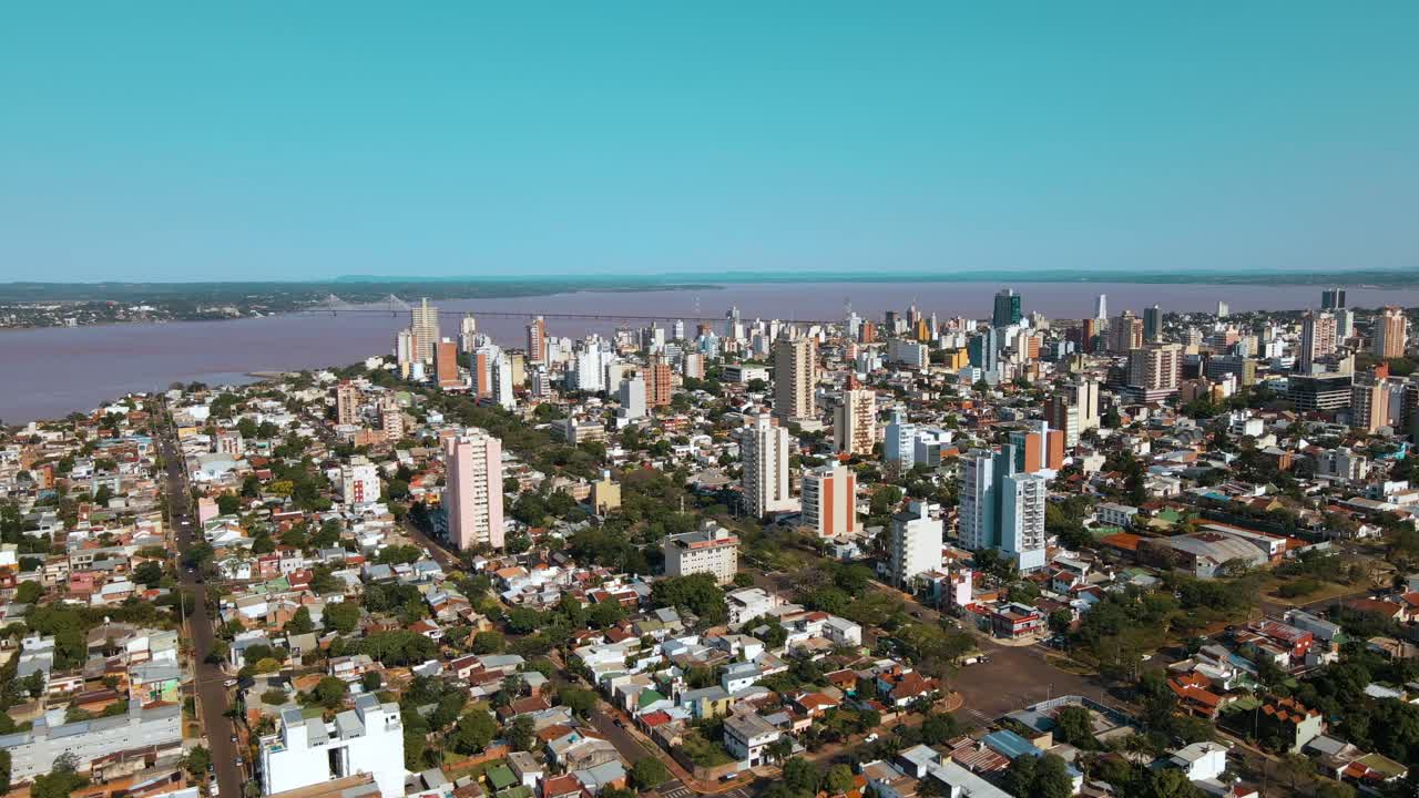 Vista panorâmica de Posadas, uma charmosa cidade costeira na América do Sul.