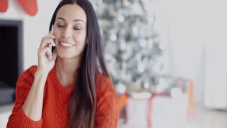 Una-Mujer-Joven-Y-Bonita-Charlando-Por-Su-Móvil