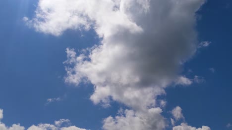 Dynamischer-Zeitraffer-Von-Wolken,-Die-Durch-Den-Blauen-Himmel-Fließen