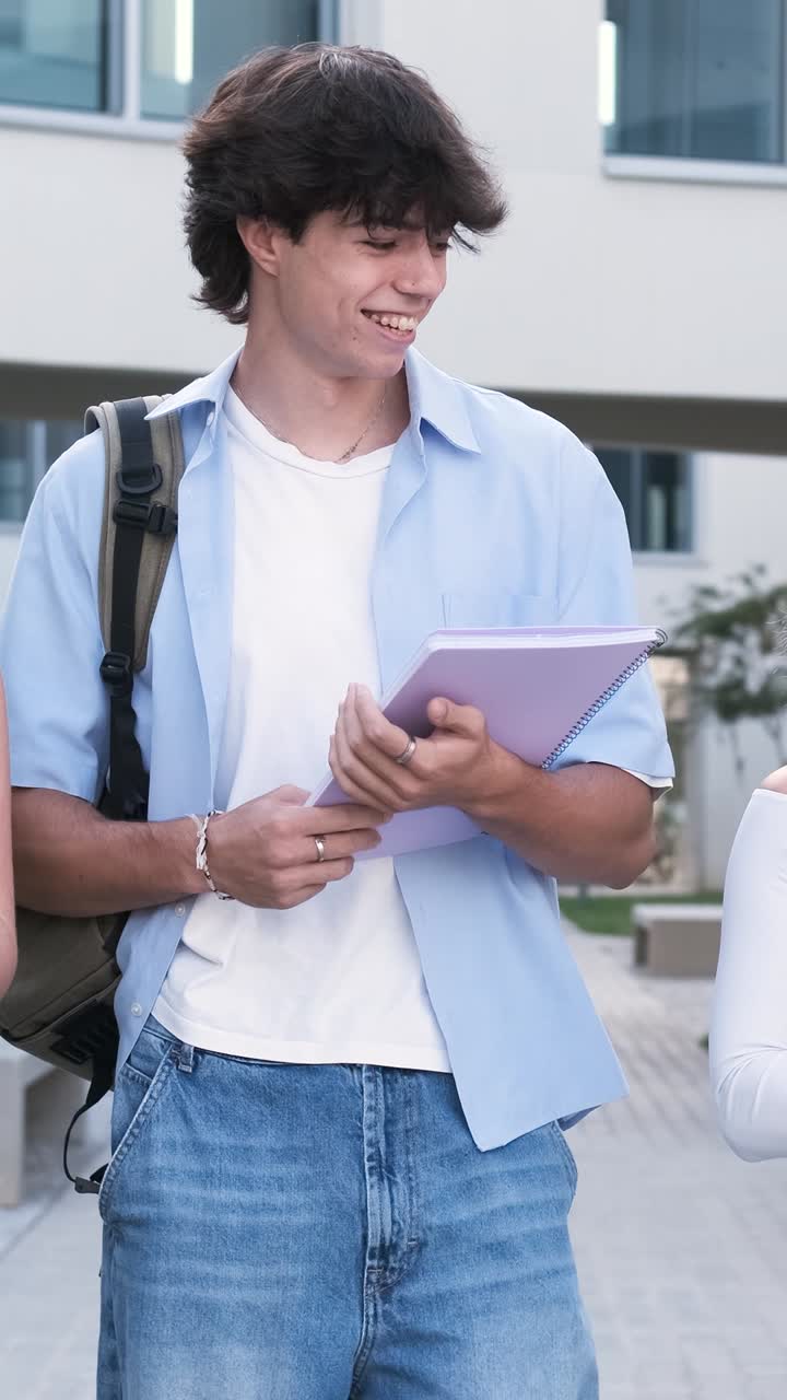 Studentessa allegra che cammina e ride con gli amici nel campus