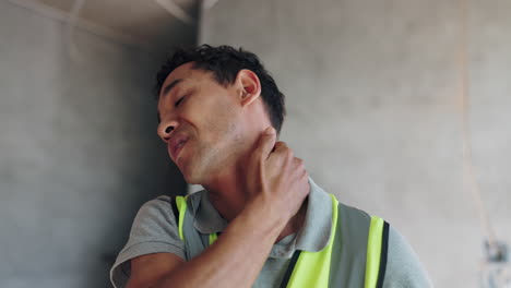 trabajador de la construcción con dolor de cuello