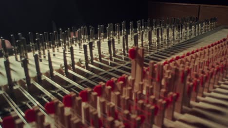 cuerpo de sonido del piano, sin movimiento de la cámara, primer plano, cámara lenta, madera amarilla, oscuro