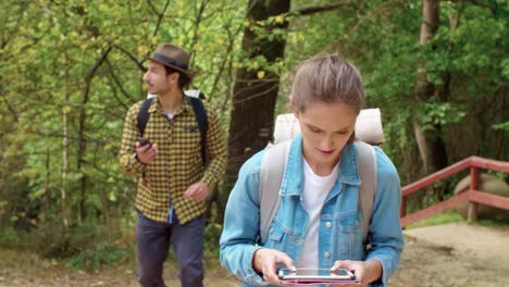 Couple-using-technology-during-hiking-trip