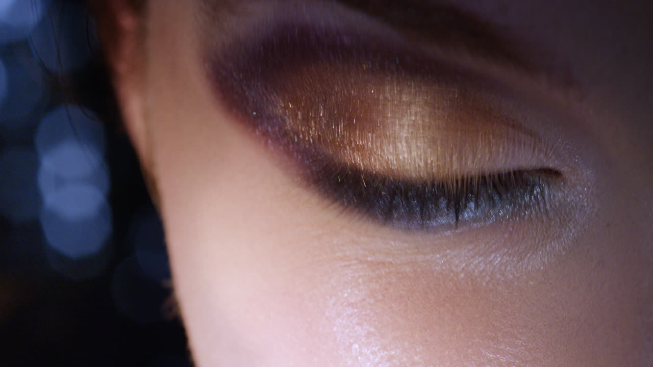 cerrar macro mujer apertura de ojos usando maquillaje colorido sombra de ojos hermosa noche glamour concepto de belleza cosmética