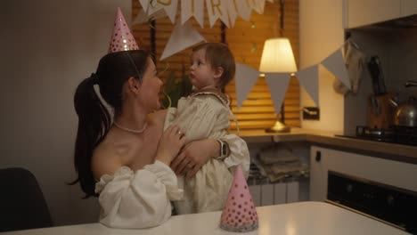 madre e hija celebrando su cumpleaños
