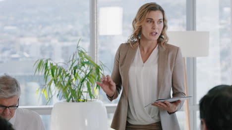 Hermosa-Líder-De-Equipo-De-Mujeres-De-Negocios-Discutiendo-Ideas-Creativas-Con-Accionistas-Informando-A-Colegas-Que-Comparten-La-Estrategia-De-Desarrollo-De-La-Empresa-En-La-Reunión-De-La-Sala-De-Juntas-De-La-Oficina-4k