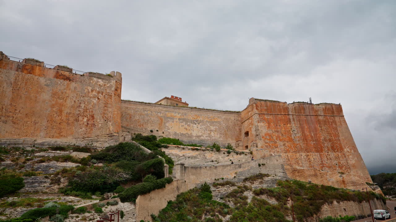 Vista panoramica delle alte mura di Bonifacio in Corsica, Francia. Fortezza medievale