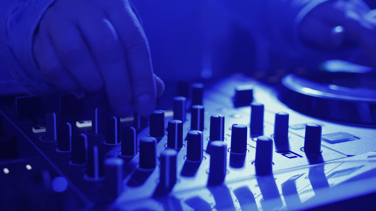 dj mezclando música en un club nocturno