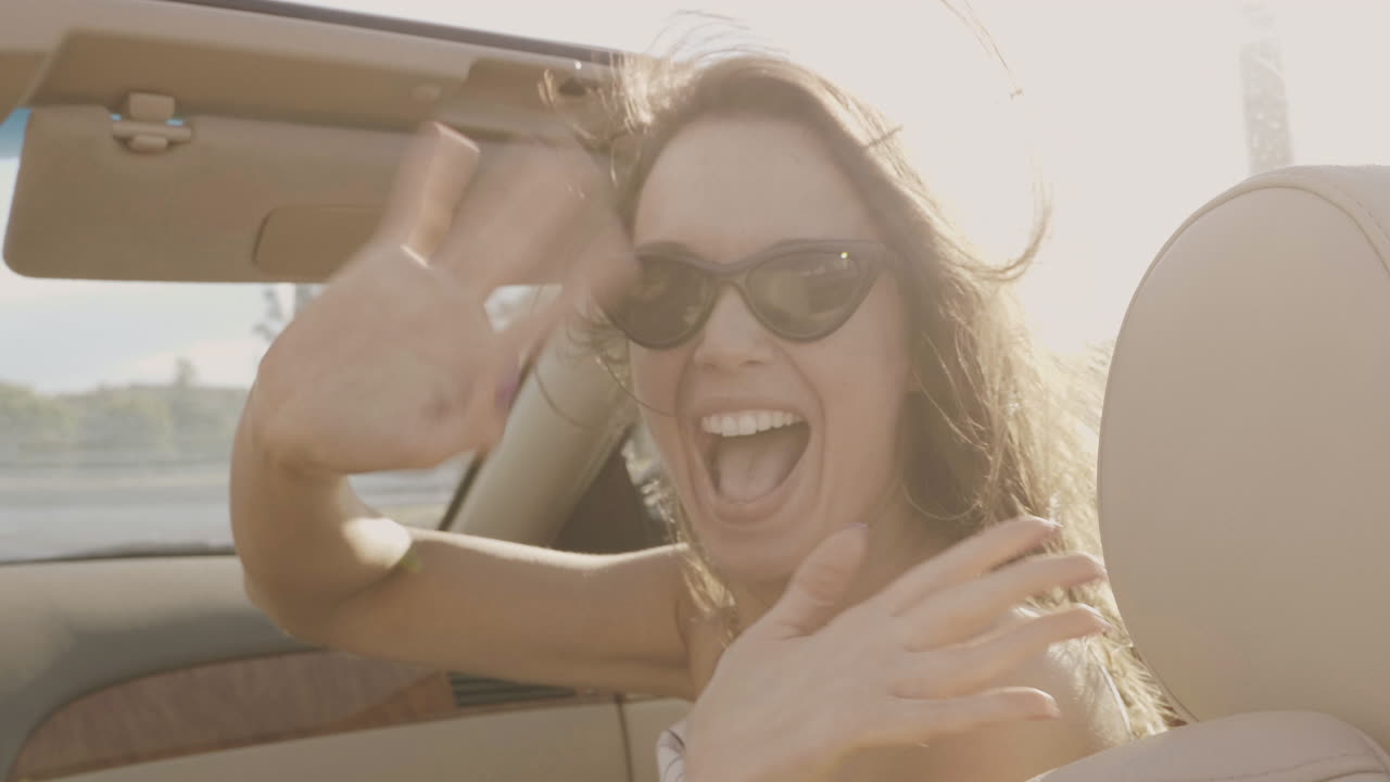 mujer disfrutando de un paseo en coche convertible en un día soleado