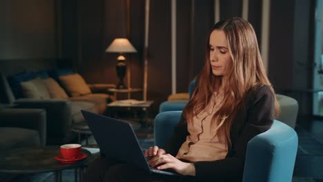 Mujer-De-Negocios-Que-Trabaja-Con-Una-Computadora-Portátil-En-El-Vestíbulo-Del-Hotel.-Mujer-Usando-Notebook