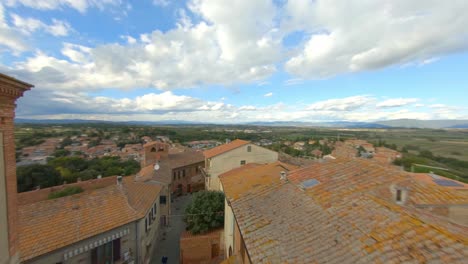 Toma-Aérea-Fpv,-Hermoso-Y-Clásico-Pequeño-Pueblo-Italiano-En-Las-Colinas-Toscanas