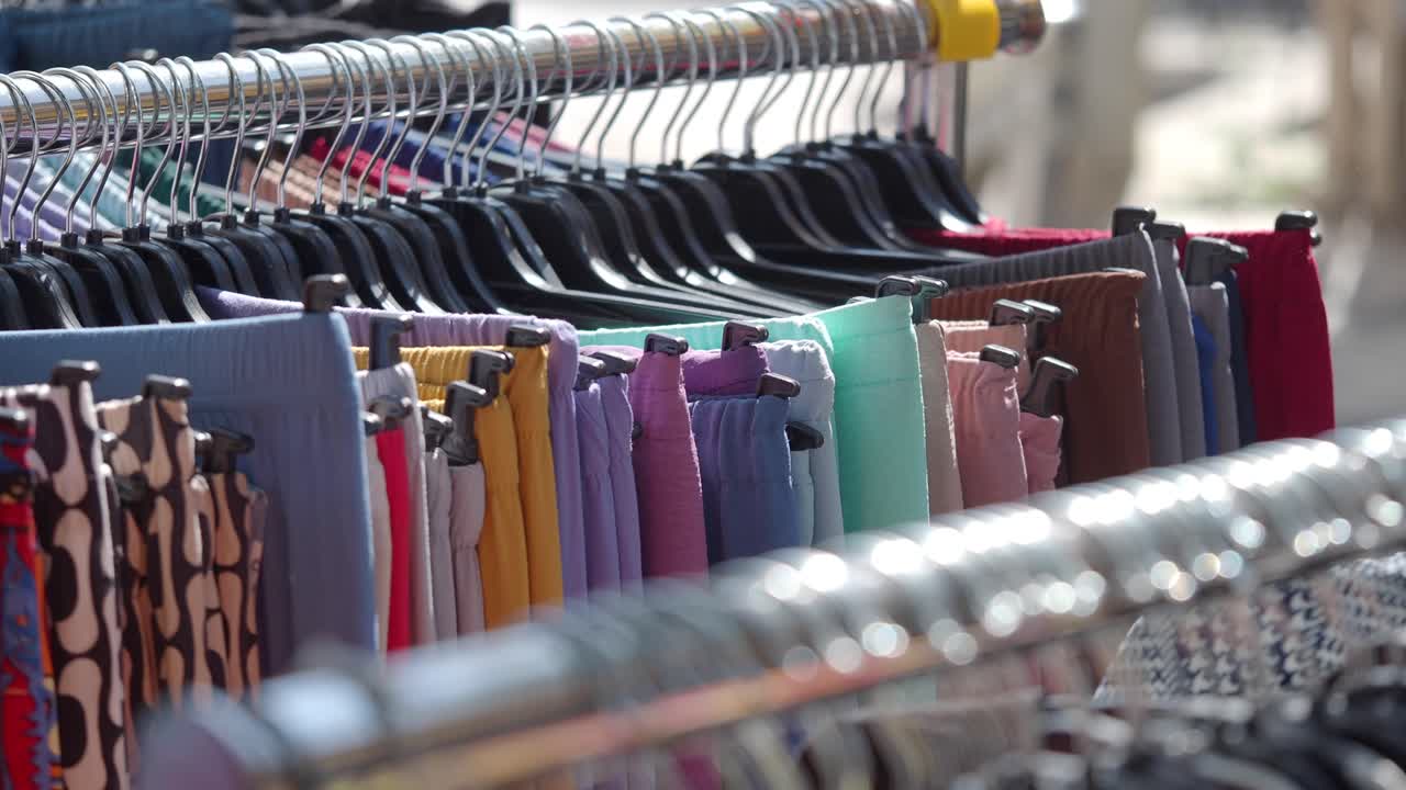 에 있는 다채로운 옷 전시