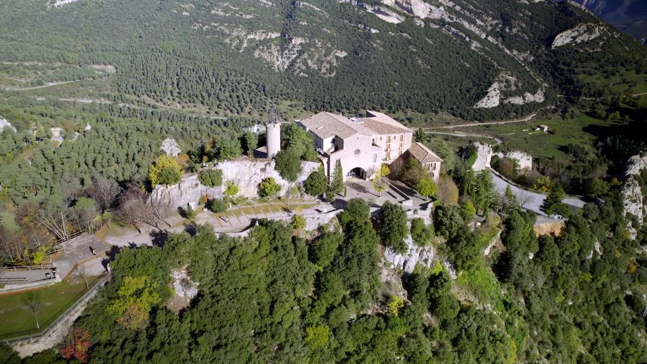 Vistas aéreas de um santuário com belas vistas no topo de uma montanha na Espanha.