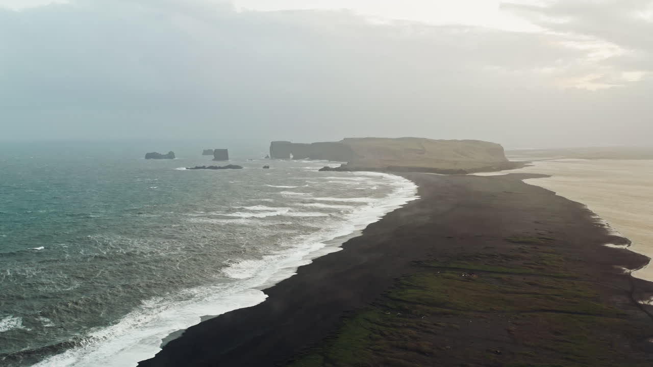 tomada aérea cinematográfica de la playa de arena negra de reynisfjara, vik - islandia