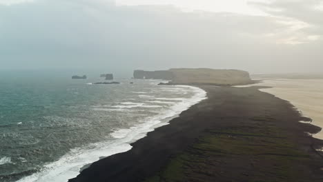 Toma-Aérea-Cinematográfica-De-Drones-De-La-Playa-De-Arena-Negra-De-Reynisfjara,-Vik---Islandia