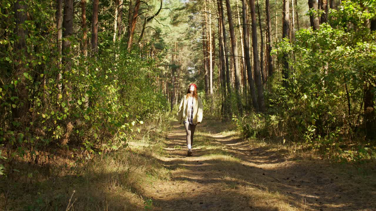 Mulher caminhando na floresta