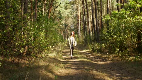 mujer caminando en un bosque