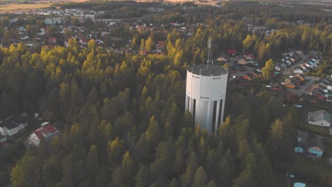 Drone-Volando-Lejos-De-La-Torre-De-Agua