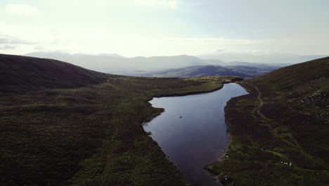 Schöne-Antenne-Des-Irischen-Hochlandes-Mit-Einem-Lough