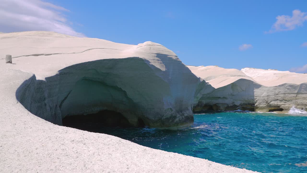미로스 섬, 키클라데스 섬, 그리스에서 관광객이 없는 은 여름날에 서서히 움직이는 사라키노 절벽