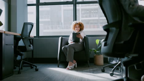 Büro-Tablet,-Bericht-Und-Frau-Zeigen-Gute-Bewertung