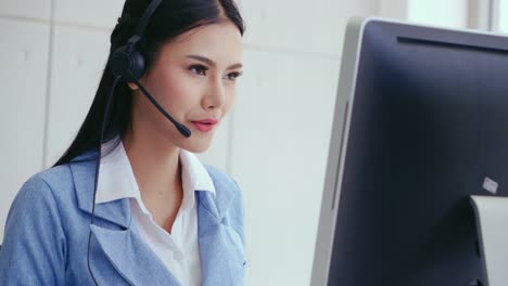 Kundendienstmitarbeiter-Oder-Callcenter-Mit-Headset,-Das-Mit-Dem-Kunden-Telefoniert.